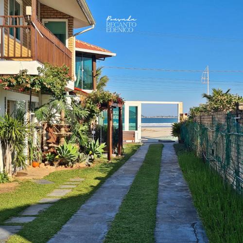 Ponta do Papagaio Hotel | Pousada Recanto Edênico - à beira mar da Praia Ponta do Papagaio, Palhoça SC
