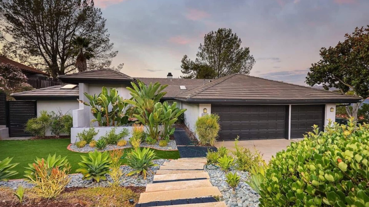 Poway House | Poway Retreat | Hot Tub, Big Back Deck & Games!