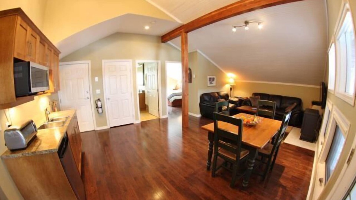 Revelstoke Apartment | Powder Pillow B&B - Luxury 1 Bedroom Suite