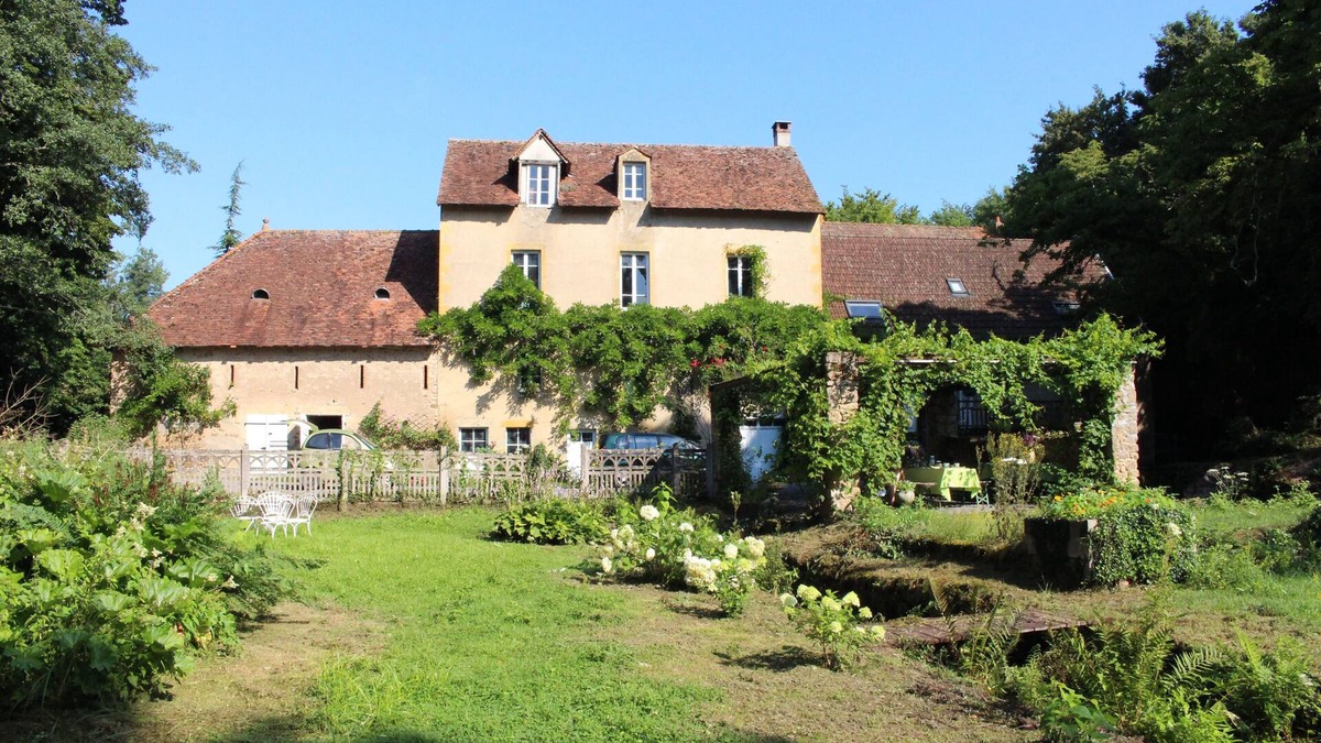 Vendenesse-sur-Arroux House | Prachtige Oude Watermolen met Eigen Privé Meer