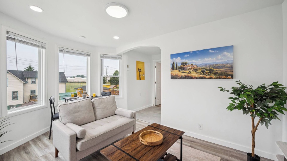River Rouge Apartment | Practical Living - only 15min. drive from Detroit center w/o the downtown price!