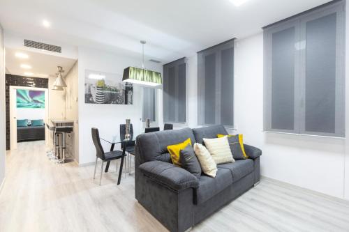 Golden Triangle of Art Apartment | Prado Apartment