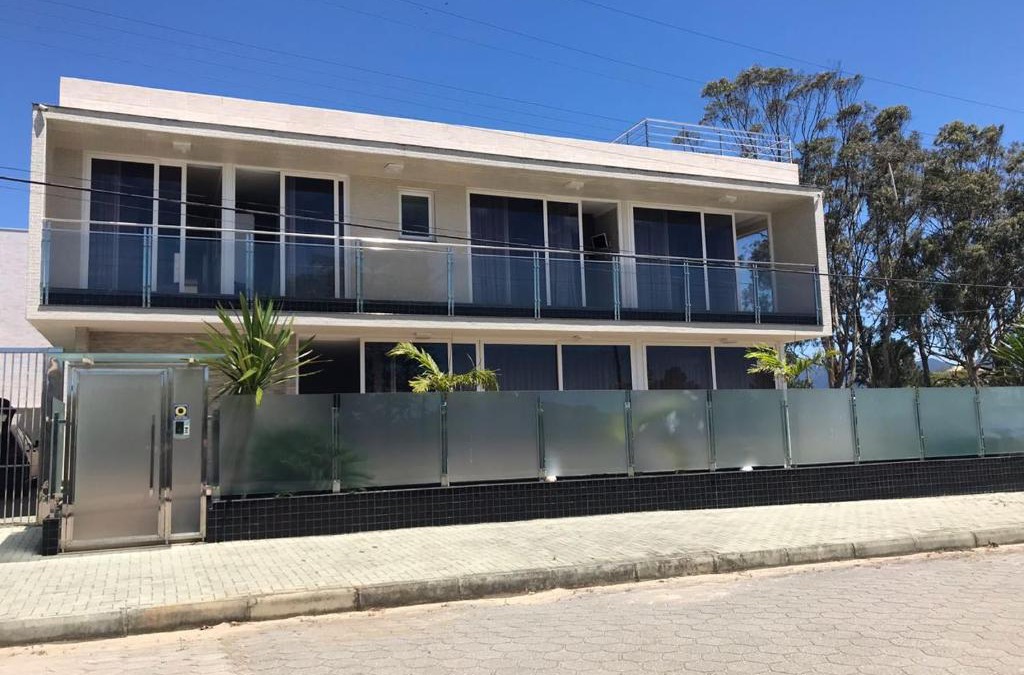 Palhoca House | Praia da Pinheira, alto padrão, 5 dormitórios, 4 BWC, climatizada 150 m praia