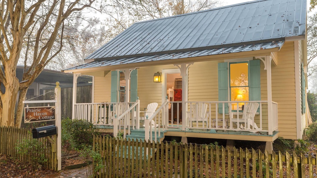 Rayne Cottage | Prairie Haven: Spacious Private Cottage in Cajun Country with 2 Bedrooms, Jetted Tub, and Garden Views