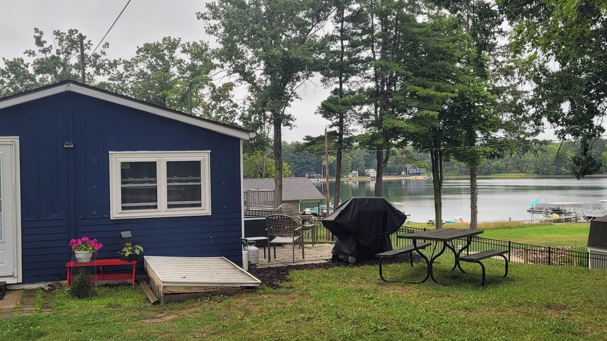 Gladwin Cottage | Pratt Lake Place: Pumpkin Spice & Crisp Air – Perfect Fall Getaway!