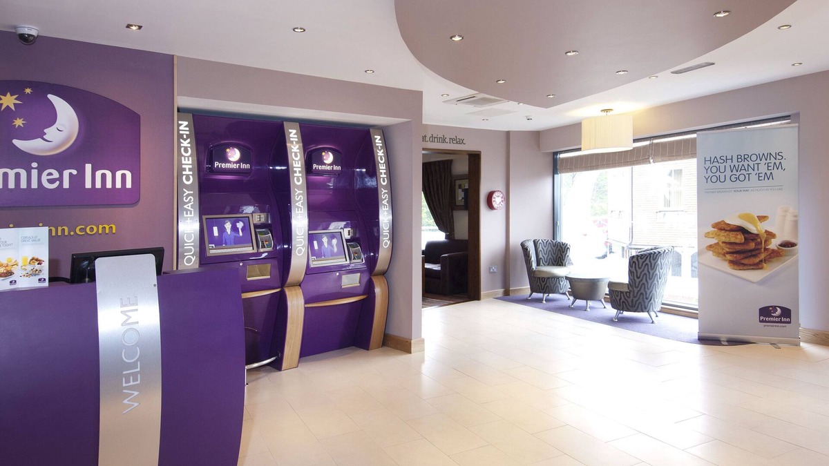 Camberley Hotel | Premier Inn Camberley