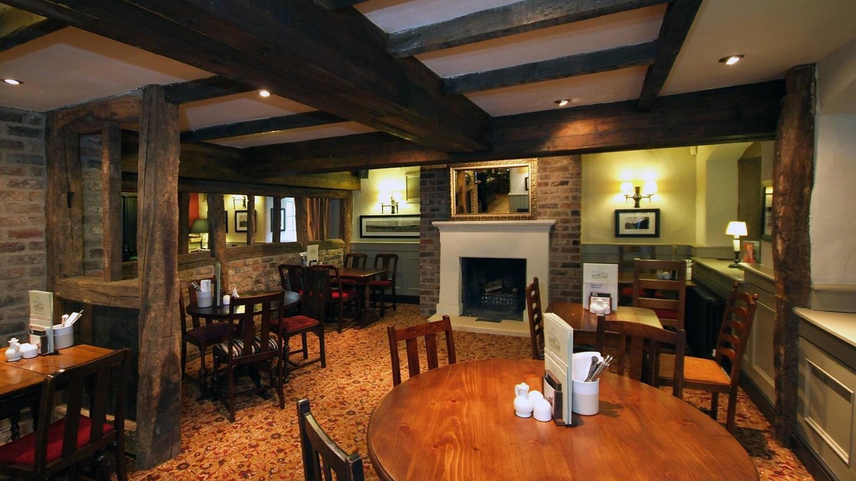 Brighouse Hotel | Premier Inn Huddersfield North