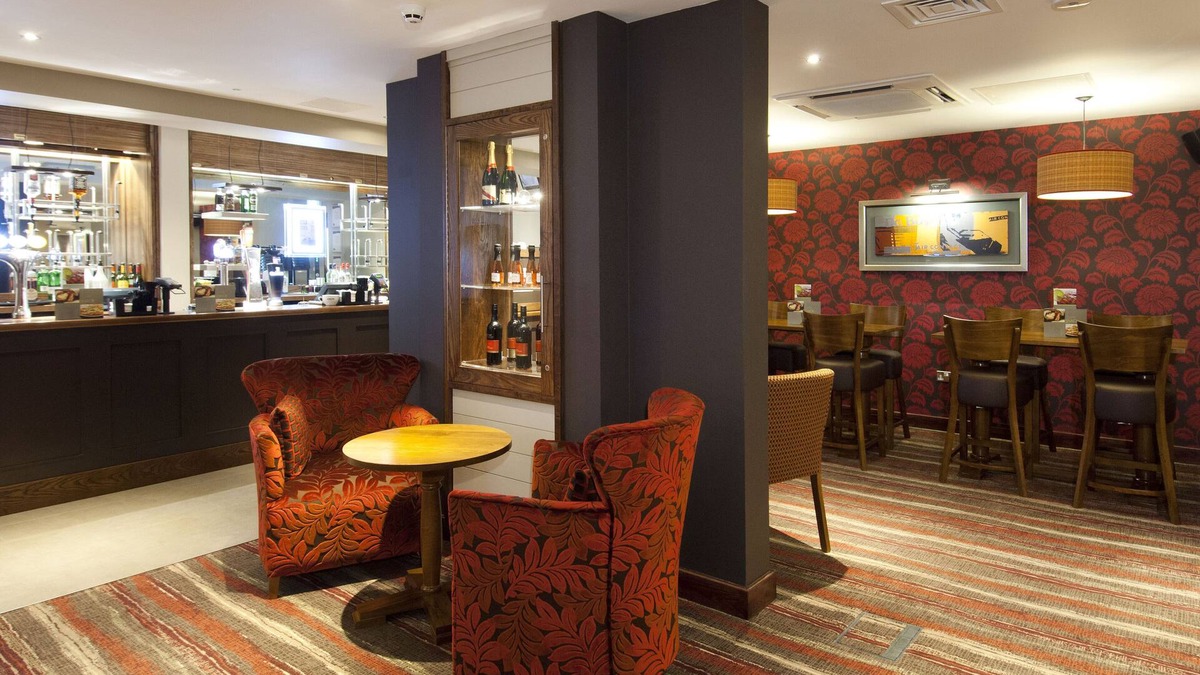 Ealing Hotel | Premier Inn London Ealing