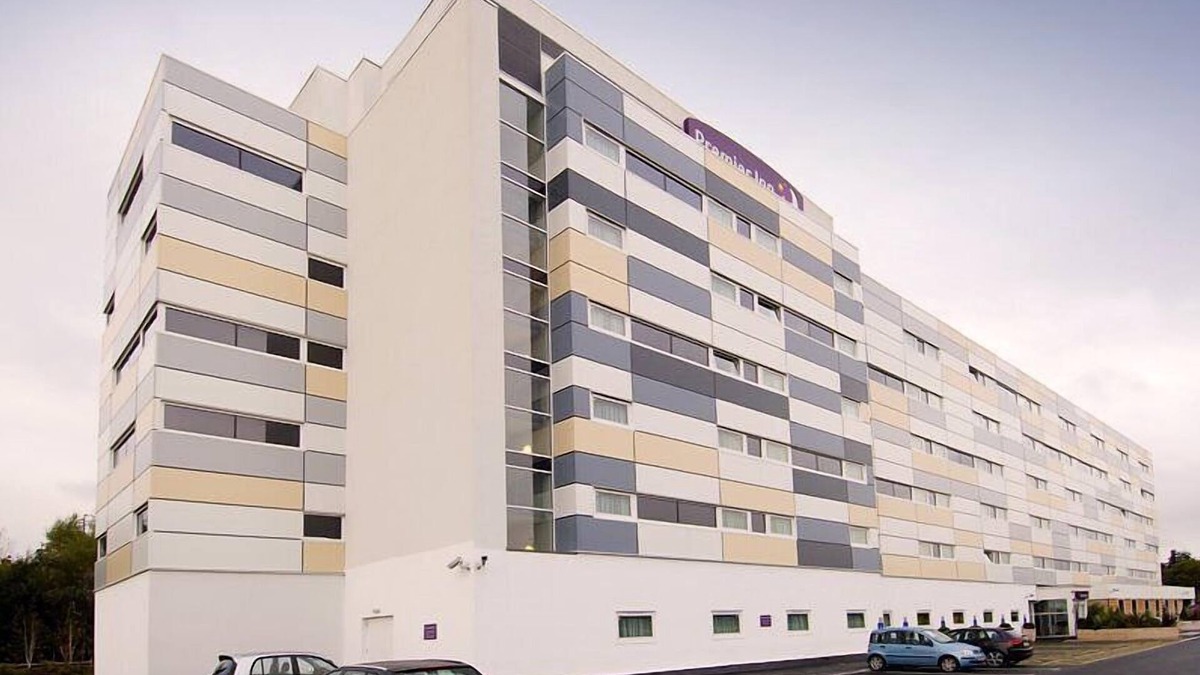 Altrincham Hotel | Premier Inn Manchester M56/J6 Runger Lane South