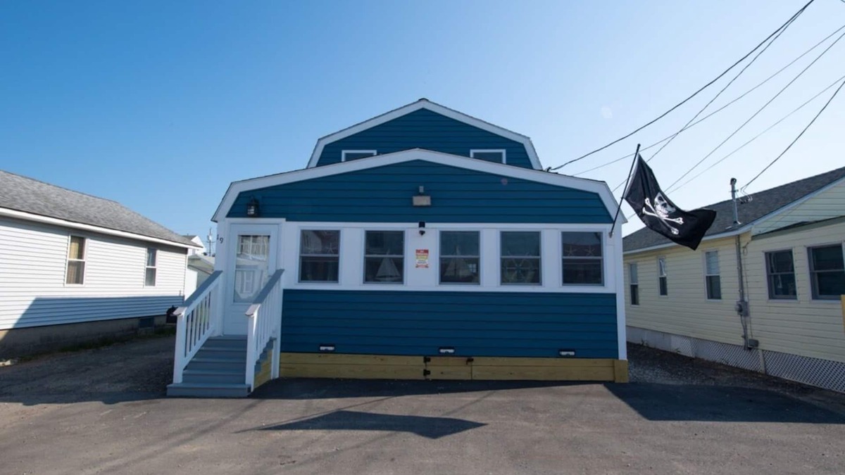 Hampton House | Premier, modern, fully renovated, Beach home.stroll to the beach in 3 minutes!