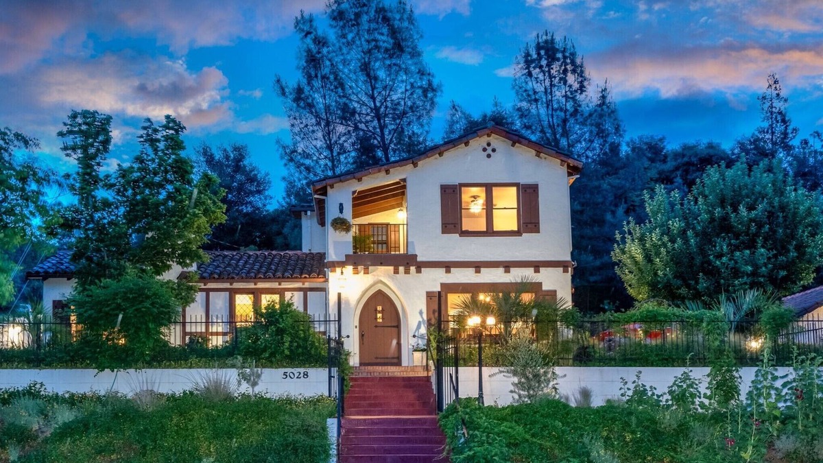 Mariposa House | Premier Town Villa in the Yosemite Area with Hot tub, Patios and Sport Court