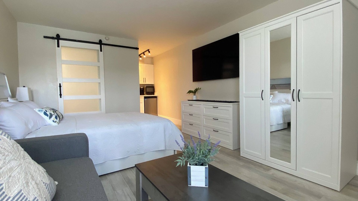 Trailer Estates Apartment | Premier Waterfront Room, Tiki Bar & Grill, Live Music, Pool, Gym, Kitchenette