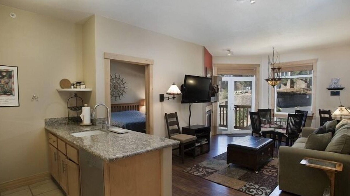 Mammoth Lakes Apartment | Premium 2 Bedroom 2 Bath Ski In Ski Out to Eagle Lifts