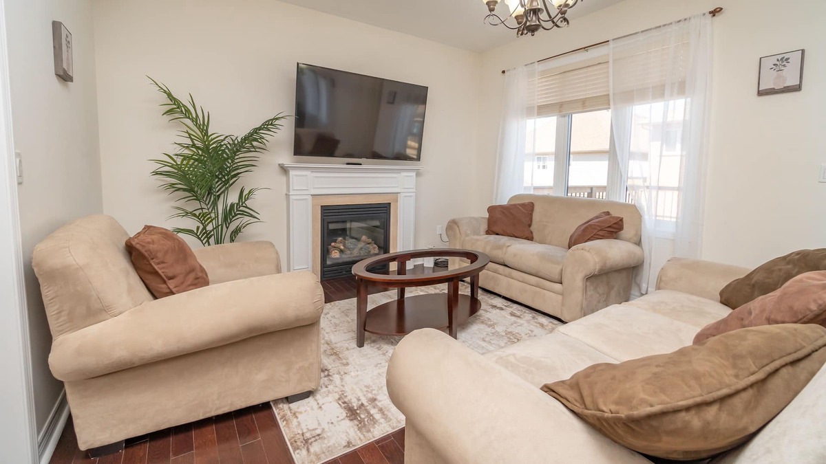 Waterloo House | Premium 4 Bed, Parking & Steaming Services, Mins From UOW