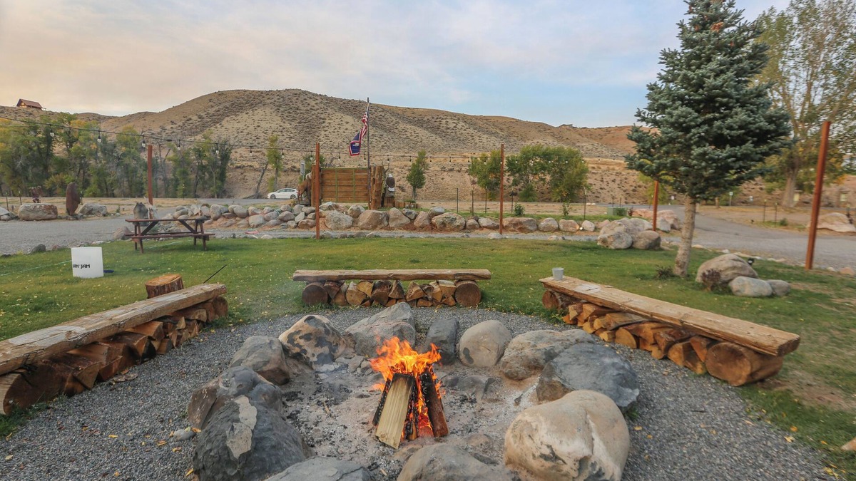 Dubois Cabin | Premium Double Queen w/Riverfront Access, Hot tub & Picturesque Mountain Views