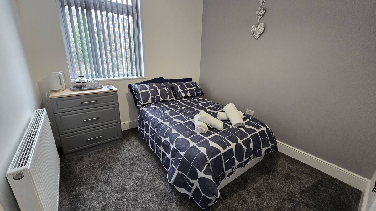 Brierfield Apartment | Premium Double room Ensuite with Shower Room 4