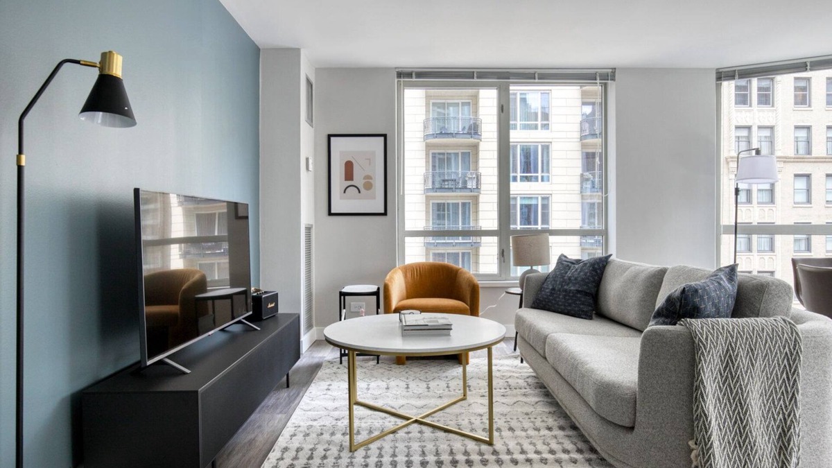 Rush and Division Apartment | Premium Gold Coast 2BR w/Gym & Lounge, 1 block to L, by Blueground