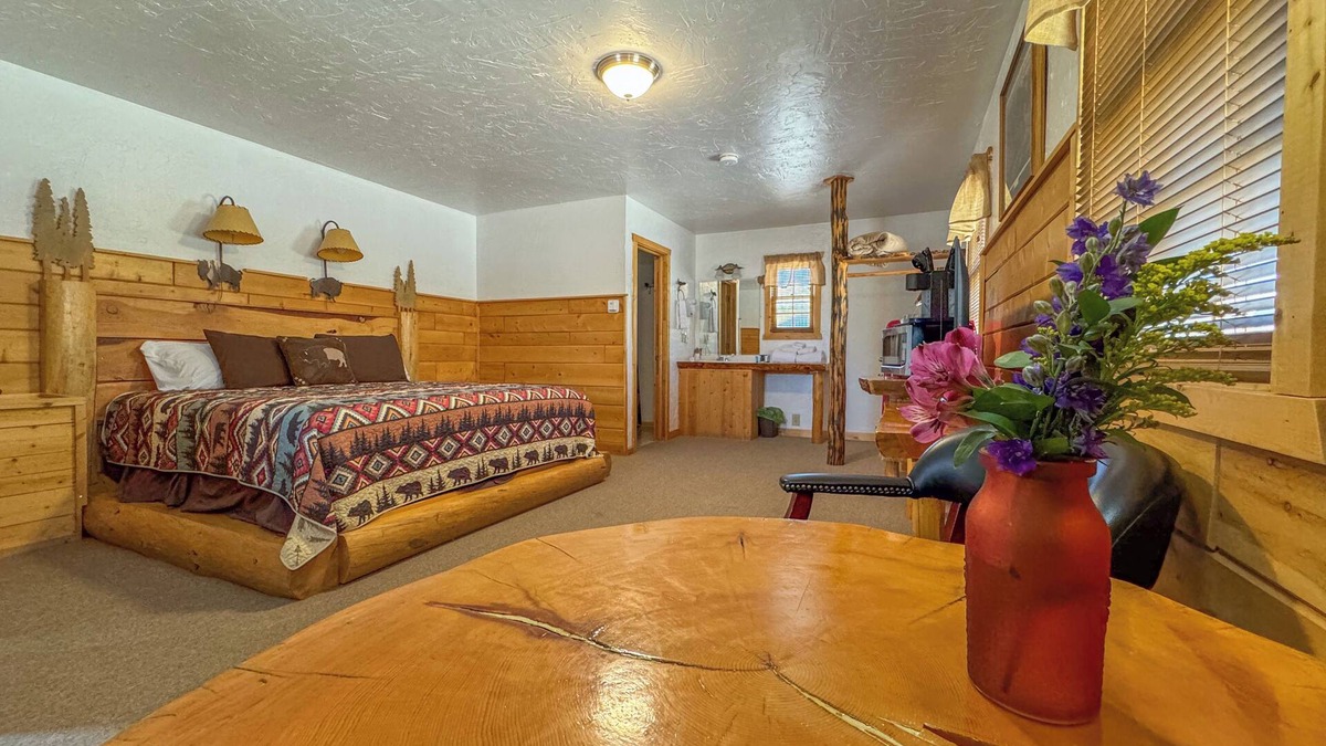 Dubois Cabin | Premium King Room, River & Mountain Views, Hot Tub and Parking!