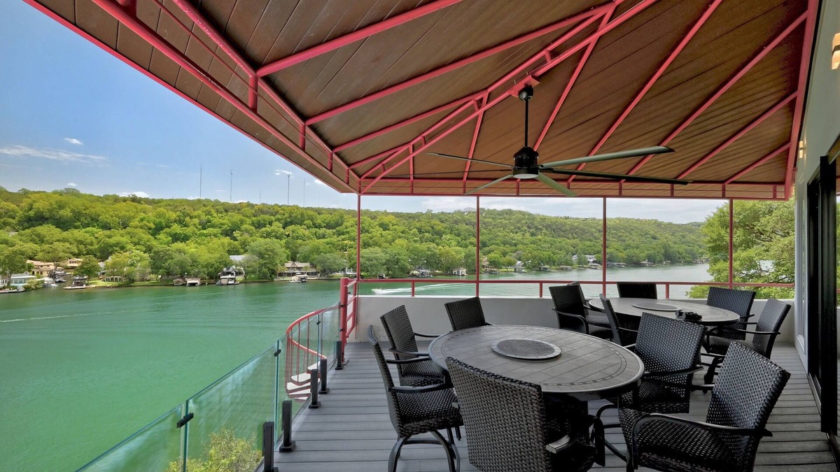 Oak Shores On Lake Austin House | Premium Lake Austin Lakeside Bedrooms. 6 Hole Mini Golf Course and Waterfall