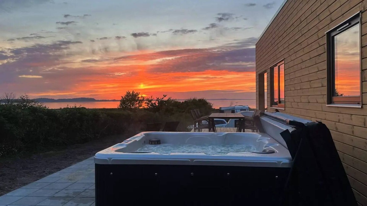 Hvalpsund Ski Chalet | Premium Limfjord Cabin with outdoor spa 5 persons