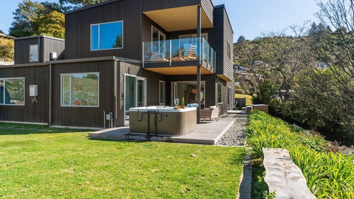 Acacia Bay House | Premium newly built property, Spa Pool, Private, Large modern home in Acacia Bay