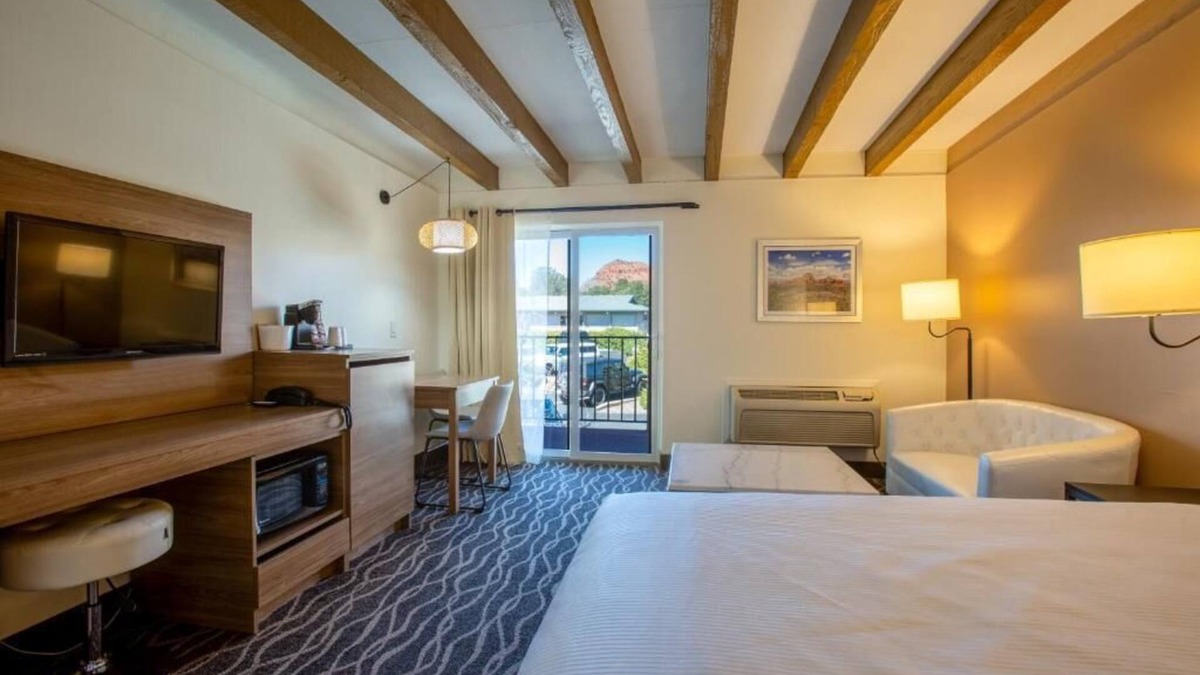 West Sedona Hotel | Premium Single Queen View in Boutique Sedona Hotel