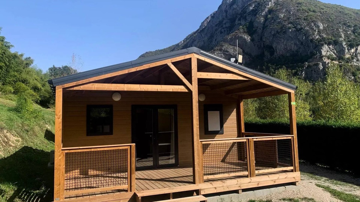 Alliat Ski Chalet | Premium vanilla chalet sleeps 6