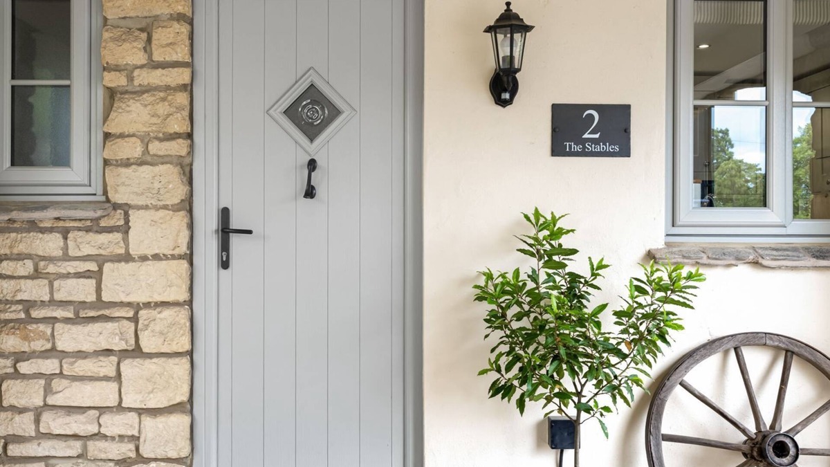 Cheltenham Cottage | Prestbury Stables, Cheltenham - sleeps 4 guests in 3 bedrooms