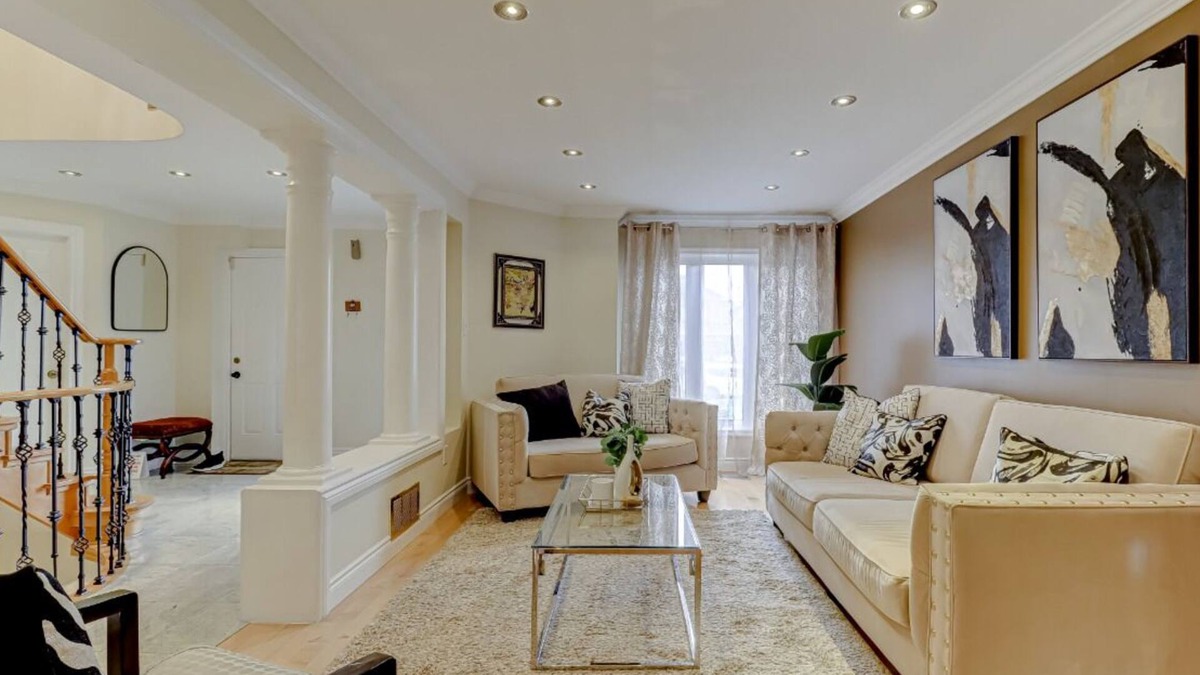 East Credit Hotel | Prestige Manor – 6BR | Sunroom | 3400 Sqft