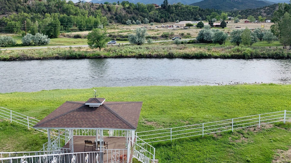 Howard House | Prestige Mountain View with a relaxing Waterfront at Arkansas River