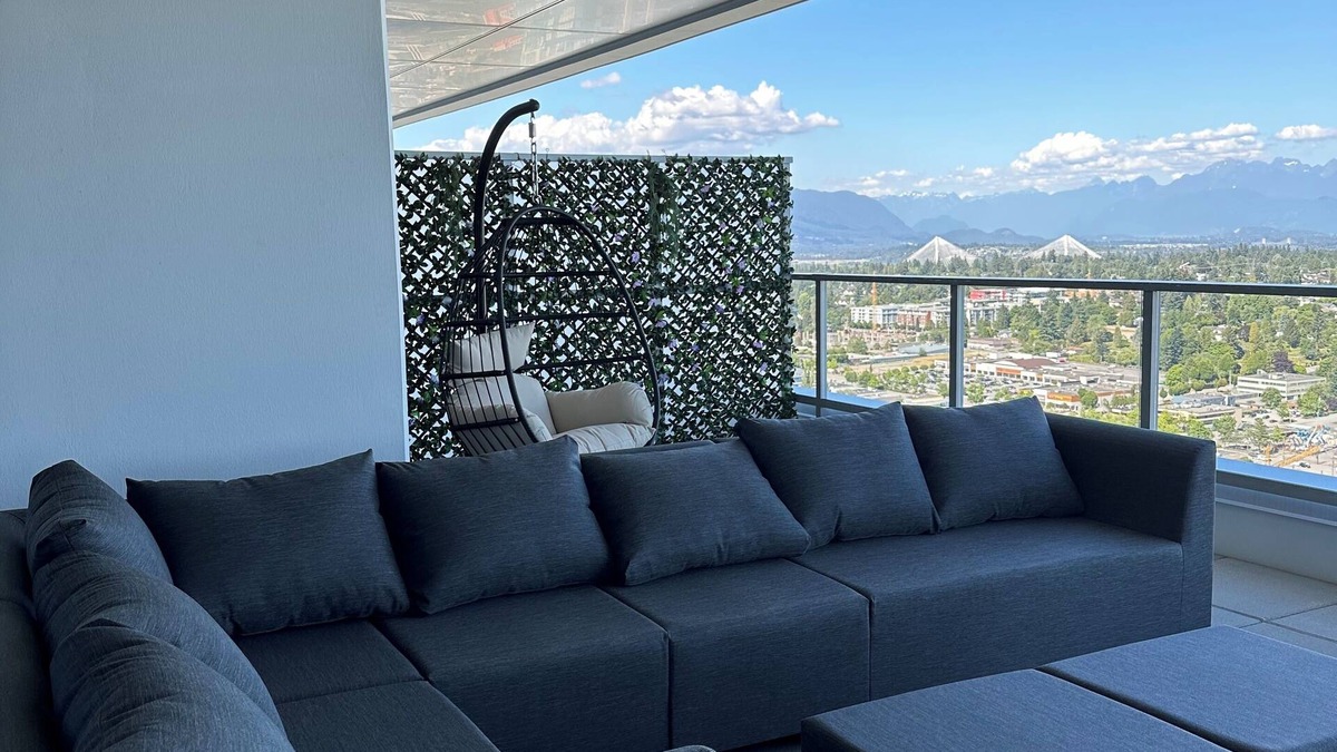 Surrey Apartment | Prestigious 2BR Penthouse: Iconic City Views