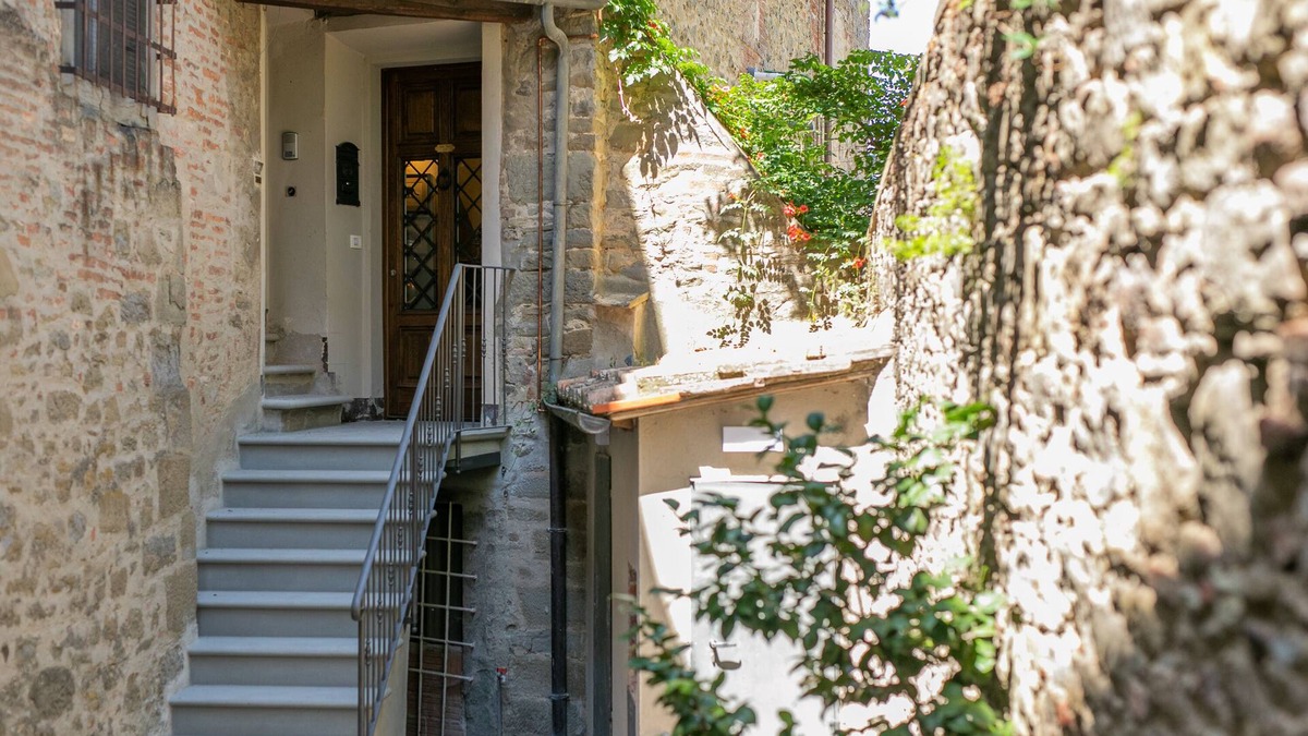 Cortona Old Town Apartment | Prestigious apartment with panoramic terrace, located in the center of Cortona.