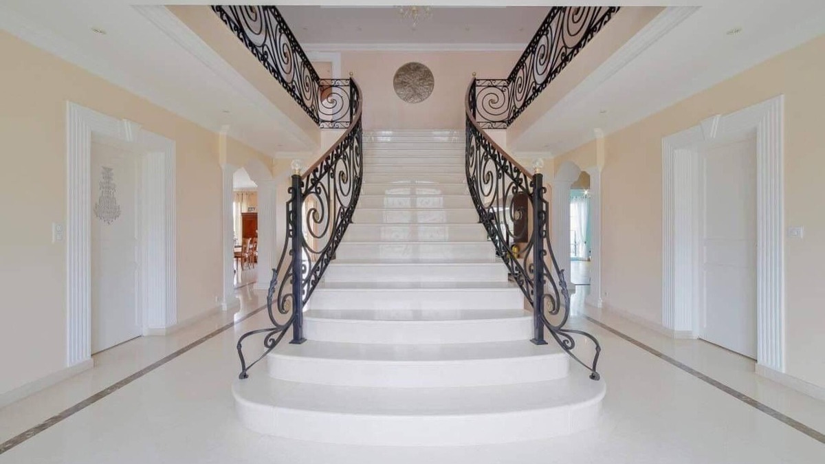 Villeneuve-le-Comte Villa | Prestigious villa with heated indoor pool at the gateway to Disneyland!