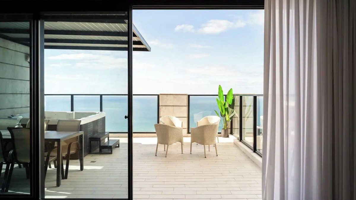 Bat Yam Apartment | Prestigious penthouse in a luxury tower