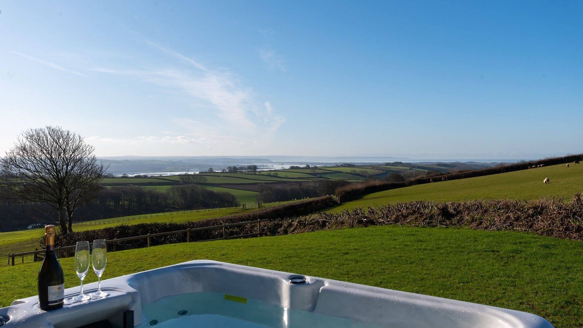 Barnstaple Cottage | Pretty, 2-bedroom barn conversion with hot tub close to North Devon beaches