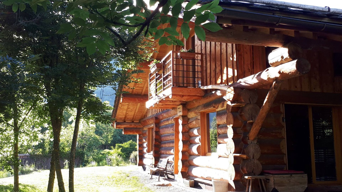 Seez Ski Chalet | Pretty chalet in a wooded garden