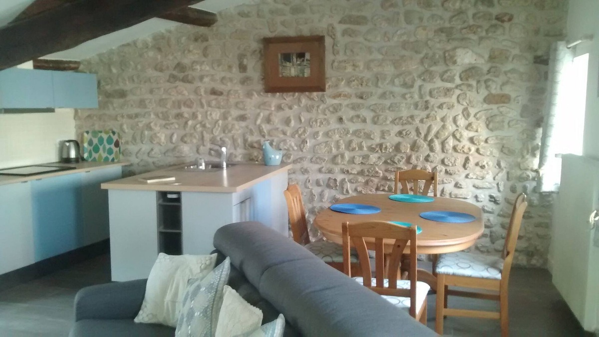 Neuville-Bosc Cottage | Pretty stone cottage in a picturesque setting