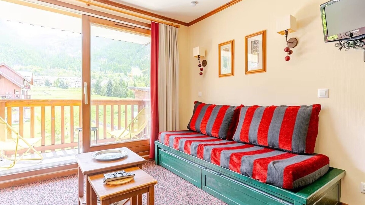 La Salle-les-Alpes Apartment | Pretty T2 for 4 people. Beautiful view. La Salle les Alpes. Residence L'Alpaga