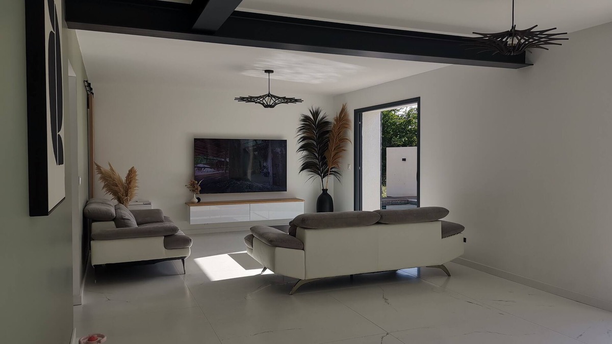 La Fare-les-Oliviers House | Pretty villa with swimming pool, terrace and private garden between Aix and Salon