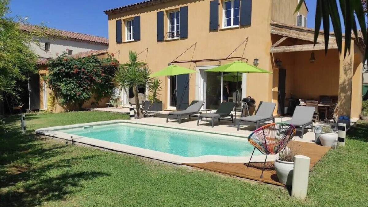 Pelissanne Villa | Pretty villa with pool in Provencal village