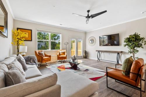 Hapeville House | Price Cut, New Lux Home 5 mins to Airport , 15 min to Downtown, 25 min to Buckhead with 3 beds and 3 baths