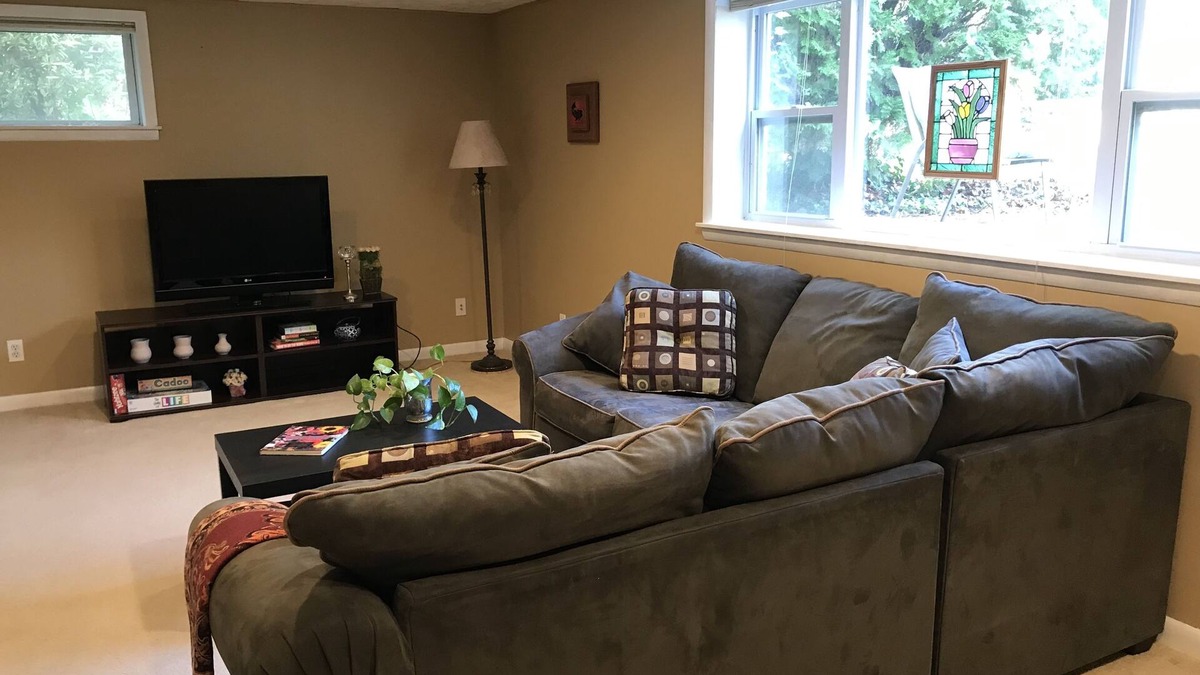 Falls Church Apartment | Price Drop!Minutes from DC!Huge, new reno’d apartment. Walk to shops, eateries!
