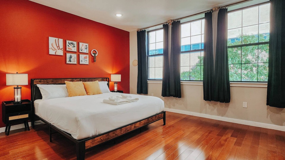 Washington Square West Apartment | Prime/2 King Beds/65" TV/Jefferson Hospital