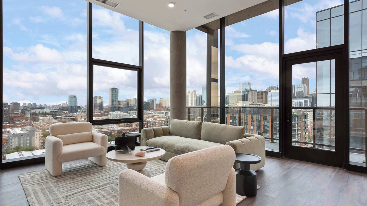 West Loop Apartment | Prime 4BR Penthouse w/ Skyline Views for Families
