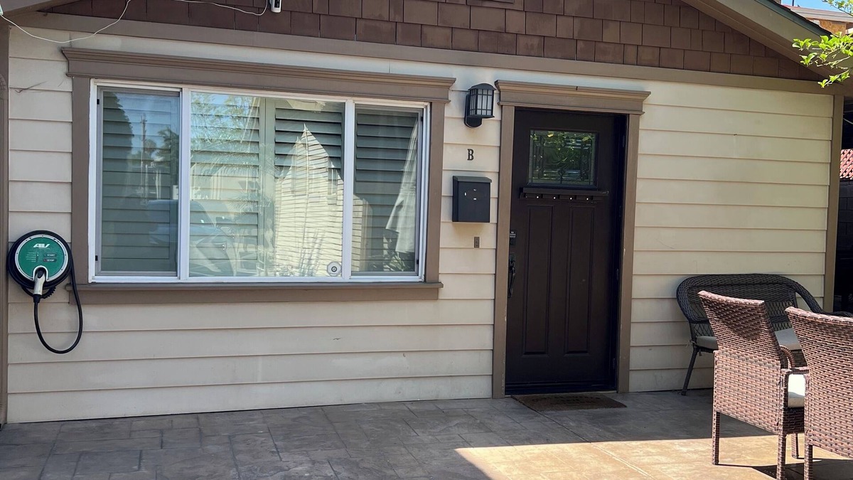 Grandview House | Prime Area w/Yard ~ Close to Studios!