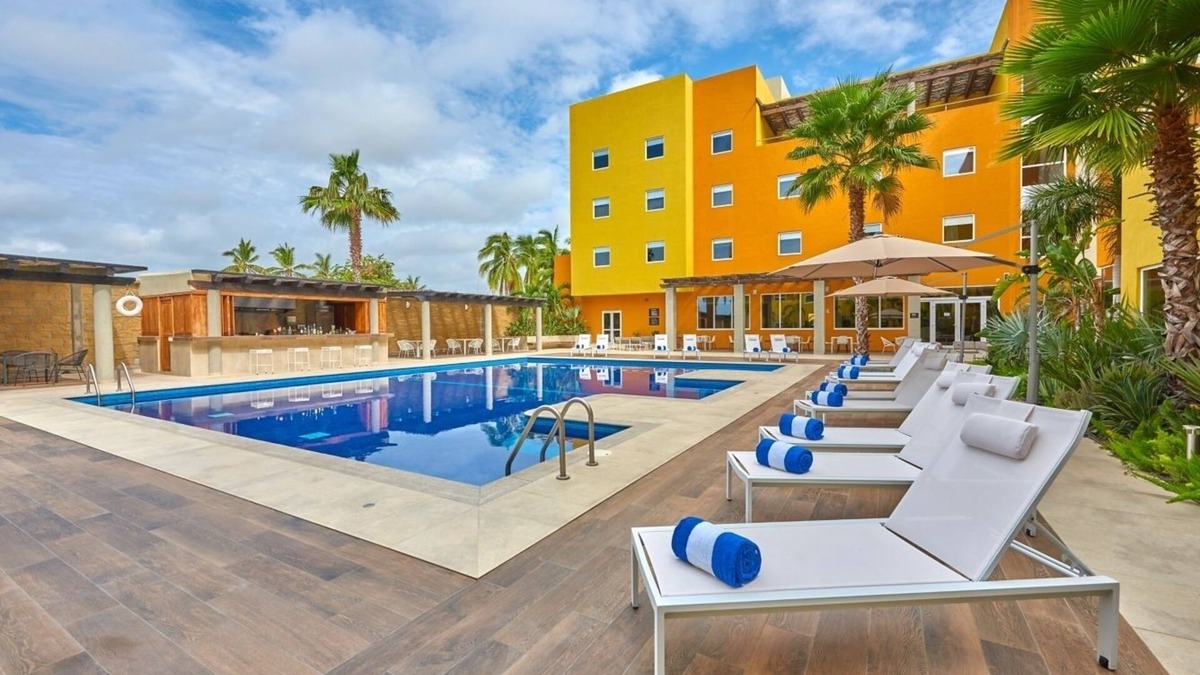 El Tezal Hotel | Prime Cabo Location | Steps to Beach, Bars, Marina & Cabo’s Nightlife Scene