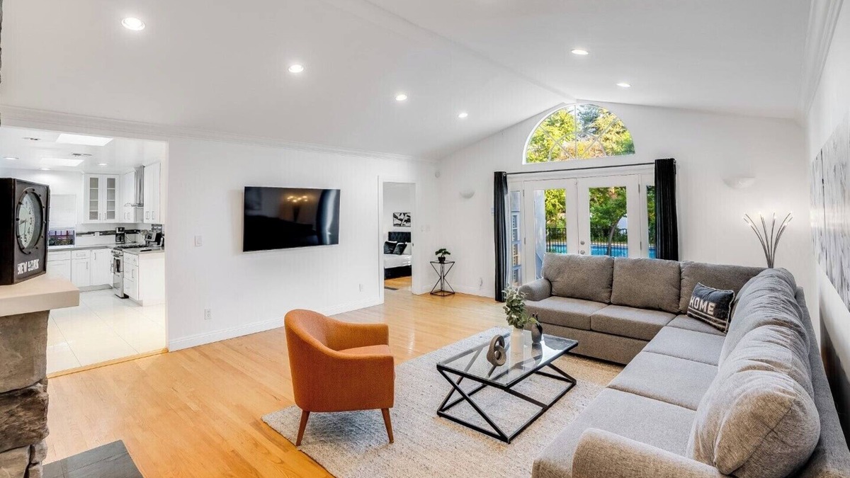 Valley Village House | Prime center location house w/pool 7 mins to Universal Studios