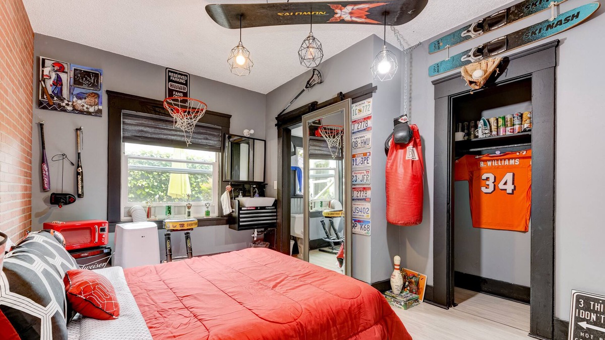 Cortez Hill Apartment | @Prime Downtown Location ~ THE Unique MAN CAVE!