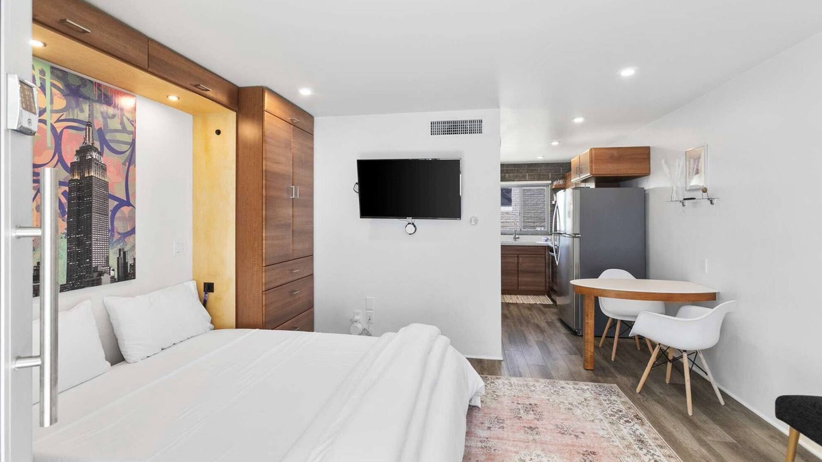 Roosevelt Condo | Prime DTPH Location w Pool and Parking