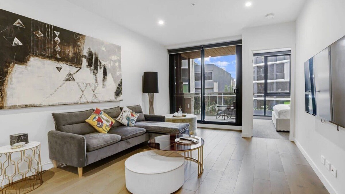 Hawthorn Apartment | Prime Hawthorn 2BR Apt with parking, pool and gym